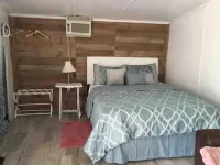 Cozy Felicia Bungalow Hotels in Macon County