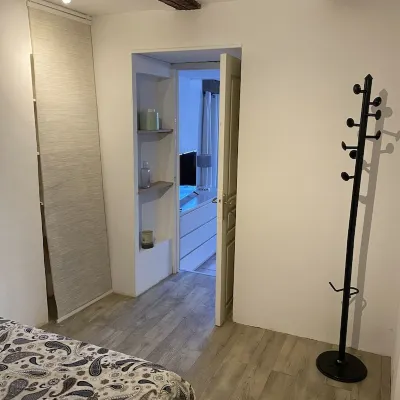 Quiet, independent apartment. シャトー・ド・ラ・ビュジーヌ公園周辺のホテル