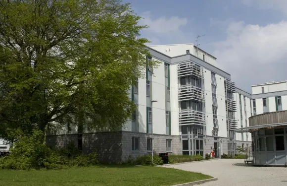 肯特大學凱恩斯學院青年旅館