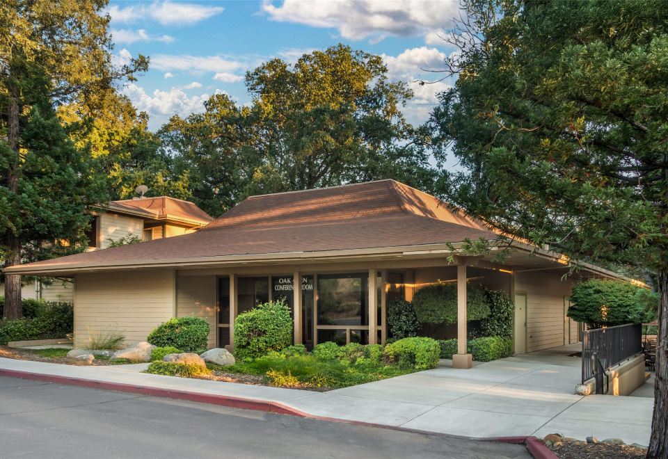 Best Western Plus Sonora Oaks Hotel and Conference CenterOver view