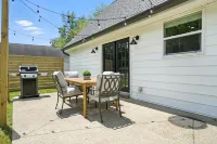 Next to lake, 30 minutes to downtown Cincinnati, fire pit, grill, foosball.