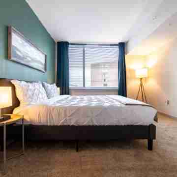 Lovely 2B King Bed l Pool Gym l Near DC/Metro/Mall Rooms