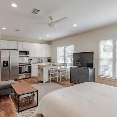 Fantastic studio in Leinkauf Historic District!