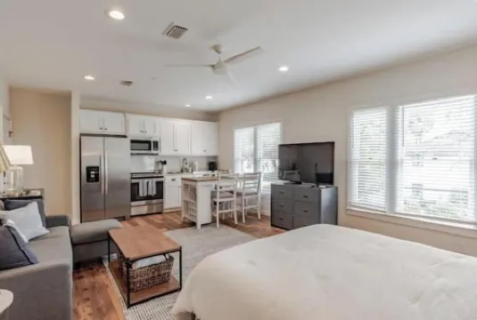 Fantastic studio in Leinkauf Historic District!