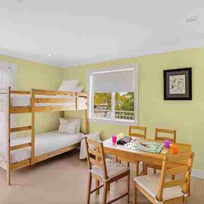 KEY LARGO 5 Bed Waterfront STUNNER with Elevator, Pool & Dock mins to the Reef Rooms
