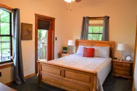 Spacious 5-bedroom lodge in Flippin Ar, on the beautiful White River.