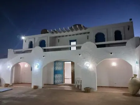 Maison Typique Avec Patio et Piscine