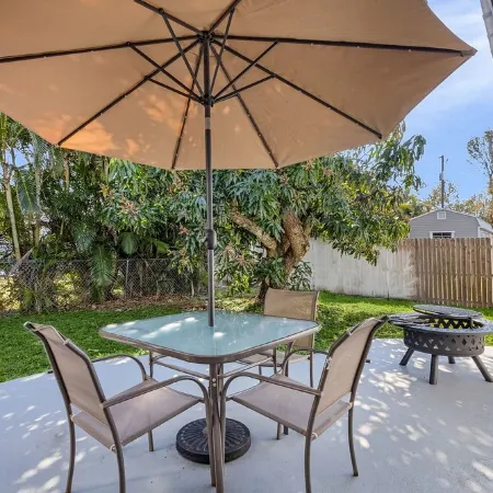 Entire House 3 Bedroom Pets Parties Events Permitted 5 Minutes Drive to Beach