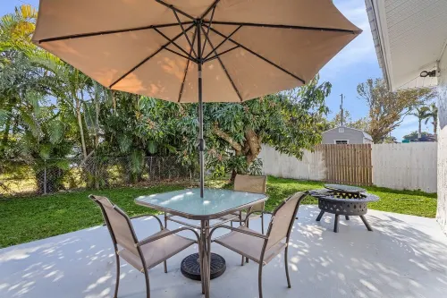 Entire House 3 Bedroom Pets Parties Events Permitted 5 Minutes Drive to Beach