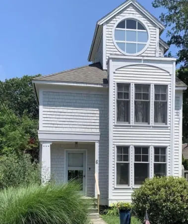 Beautiful three-bedroom shoreline house