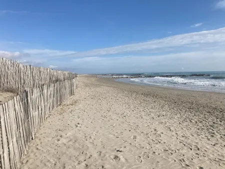 Tropical Duplex: Plage à 150m, Piscine, Climatisation, Terrasse vue mer Отели в г. Фронтиньян