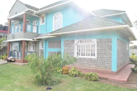 Luxurious Villa within walking distance from Town centre