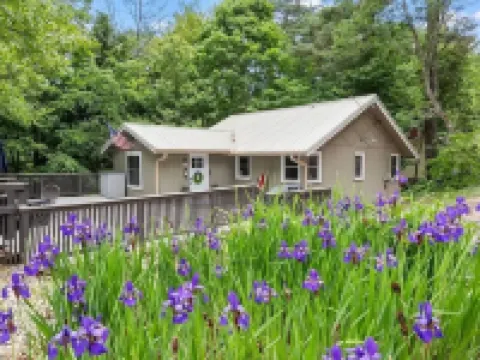 Cozy 3-bedroom chalet in charming Gilford with Hot Tub! Hotels in Gilford