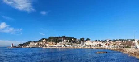 Spacious T3. Center, port, shops, sea, beaches on foot.  Parking. Elevator.