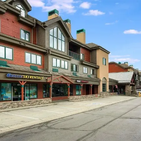 Freshly Remodeled Keystone Studio, Heated Pool, Hot tub, Walk to Gondola!