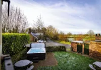 School House; cosy cottage, hot tub, Peak District