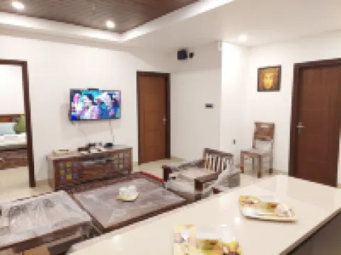 HOP stays Shimla - Luxury 2BHK {Free Parking + Lift + Caretaker + Terrace + Pet}