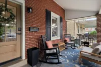 Spacious, Bright, Renovated and on the Main Line! 아드모어 호텔