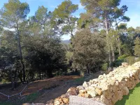 Rez de Villa au Calme T2 + Terrasse Privative sur la Colline Hôtels à : Vidauban