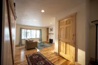 Historic Hawkes Apartment--downtown washburn, close to beaches, restaurants, etc