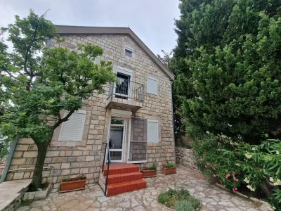 Authentic cliff villa, with pool, private staircase to hidden beach -Budva Hotel a 