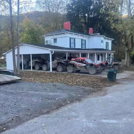 Spacious 5-bedroom pet friendly house with WiFi, AC in charming Oliver Springs