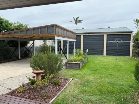 Swansea Sands- Modern Family home close to the lake Отели в г. Суонси