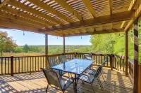 Kansas Gem w/ Fire Pit & Views: 10 Mi to Dtwn! - 4 tähden