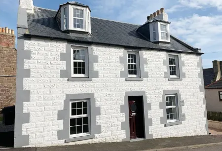 Beautiful Detached House, just meters from the sea Отели в г. Gourdon