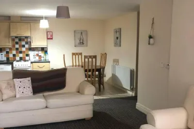 Central 2 Bed Apartment above Great Derry Pub Hotel a 