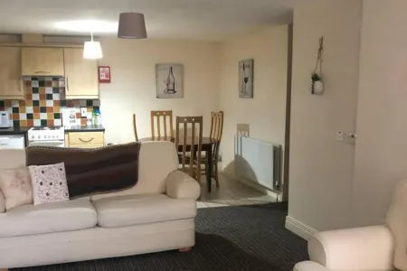 Central 2 Bed Apartment above Great Derry Pub