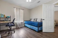 Charming family home with king bed - private pool - fast wifi - ARCADE Hotels in Mansfield