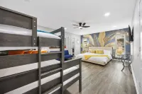 Luxury Escape - Pool, Hot Tub, Arcade, Games, BBQ & Outdoor Lounge!