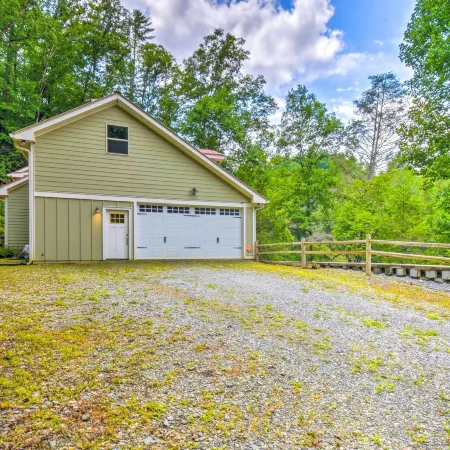 Cozy Riverside Dahlonega Home w/ Kayaks + Fire Pit