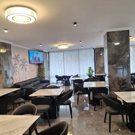 Point Central Hotel Отели рядом с достопримечательностью «Пьяцца»