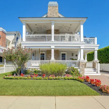 Spacious Avalon Beach House - 2 Blocks to Water!