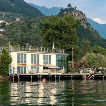 Lakefront Retreat with Garden