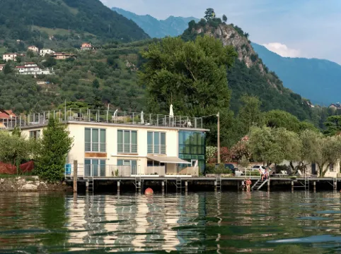Lakefront Retreat with Garden