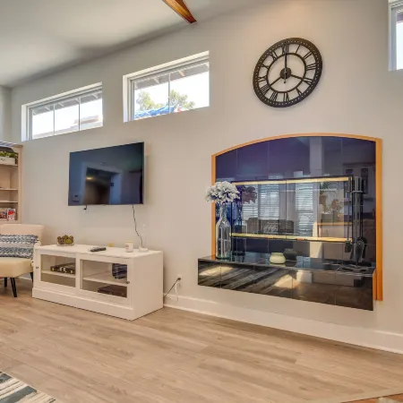 Luxe Pasadena Casita w/ Fireplace & Grill