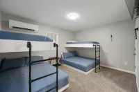 Grand Park Cottage - sleeps 12 steps from Grand Park