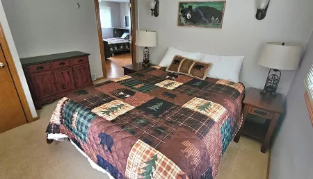 Hunter Special! Year Round Cabin.Booking for Winter and  Summer 2026! Sleeps 10