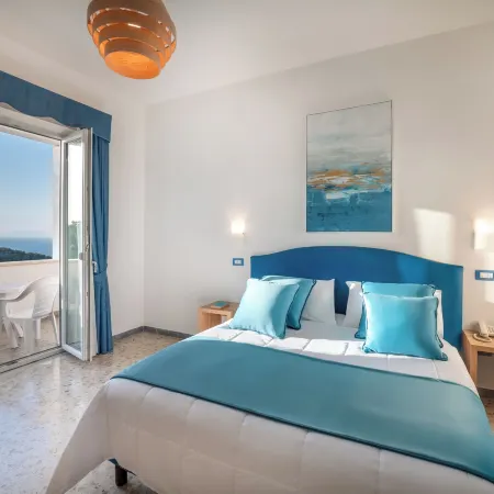 Hotel Britannia Отели рядом с достопримечательностью «Пьяцца Лауро»
