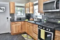 Family-Friendly Lakewood Home 4BR, Full Kitchen & Yard!