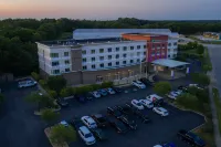 Holiday Inn Express LEXINGTON NORTH-GEORGETOWN by IHG - Parking