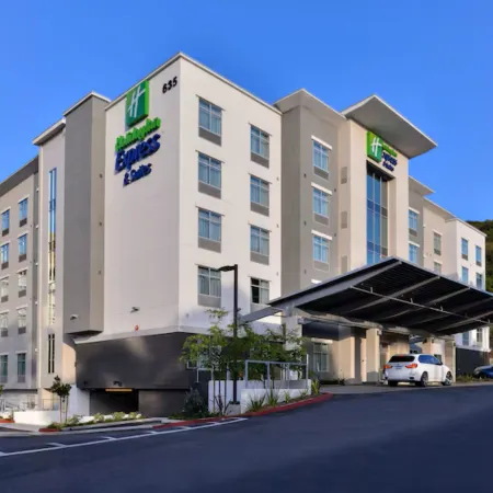 Holiday Inn Express & Suites SAN DIEGO - MISSION VALLEY by IHG Отели рядом с достопримечательностью «Стадион SDCCU»