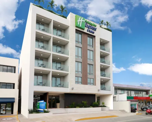 Holiday Inn Express & Suites PLAYA DEL CARMEN by IHG Отели рядом с достопримечательностью «Пляжный клуб Kool»