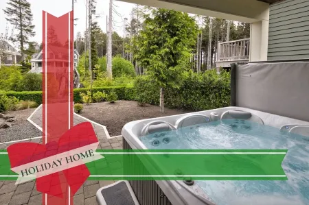 5 Min Walk to Shops, Dining, & Beach + Private Hot Tub + Dogs Friendly