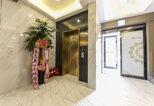 펠리체 호텔 입구