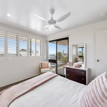 Quaint 2-Bed Beach Abode with Ocean Views