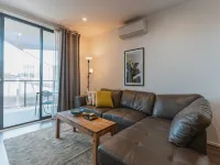 Lonsdale St 1-Bed Unit with Study Area and Parking